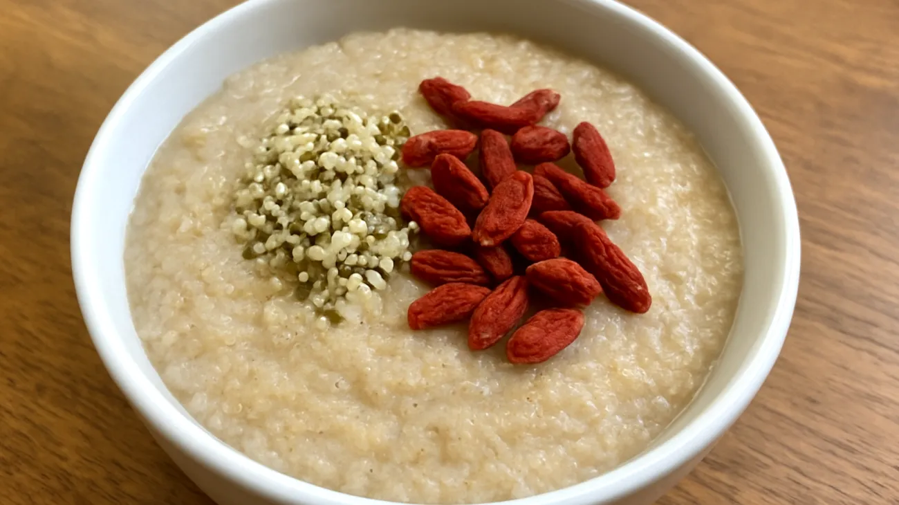 Amaranth-Porridge mit Hanfsamen und Goji-Beeren"