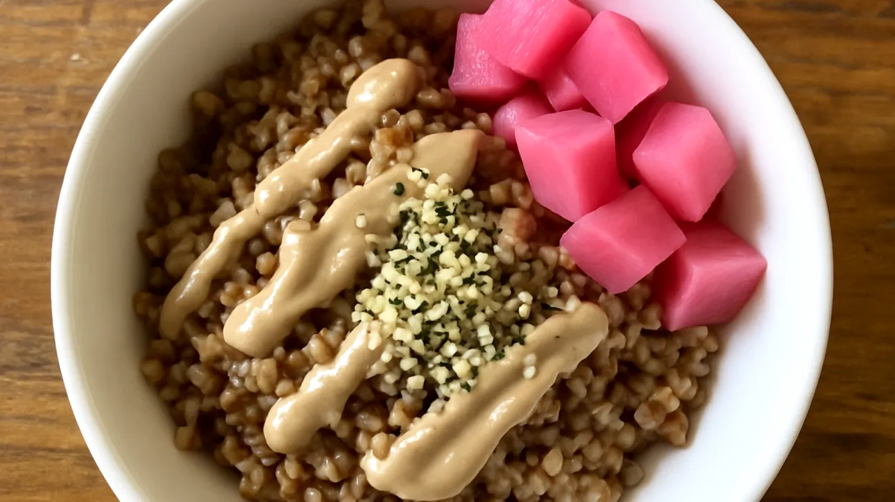 Buchweizen-Tahini-Bowl mit fermentierten Rüben und Hanfsamen"