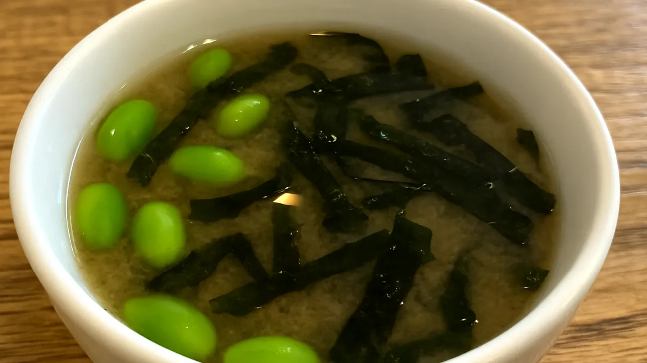 Miso-Suppe mit Edamame und Nori-Algen"