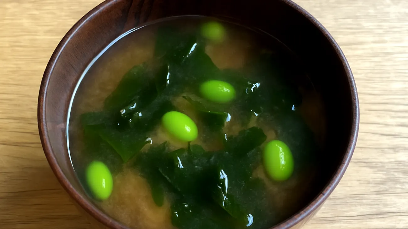 Miso-Suppe mit Wakame-Algen und Edamame"