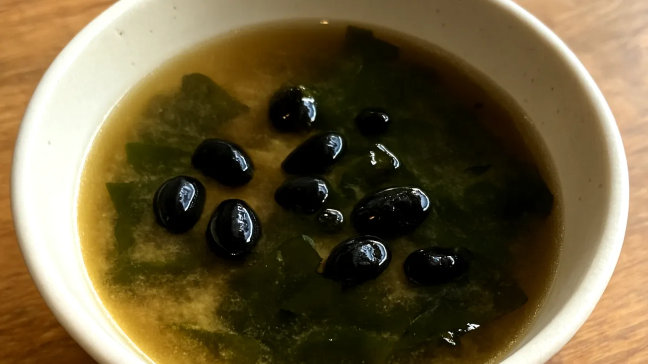 Miso-Suppe mit fermentierten schwarzen Bohnen und Seetang"