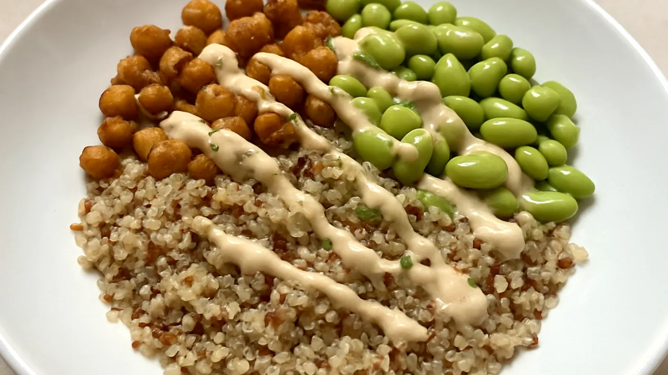 Quinoa-Salat mit gerösteten Kichererbsen, Edamame und Tahini-Dressing"