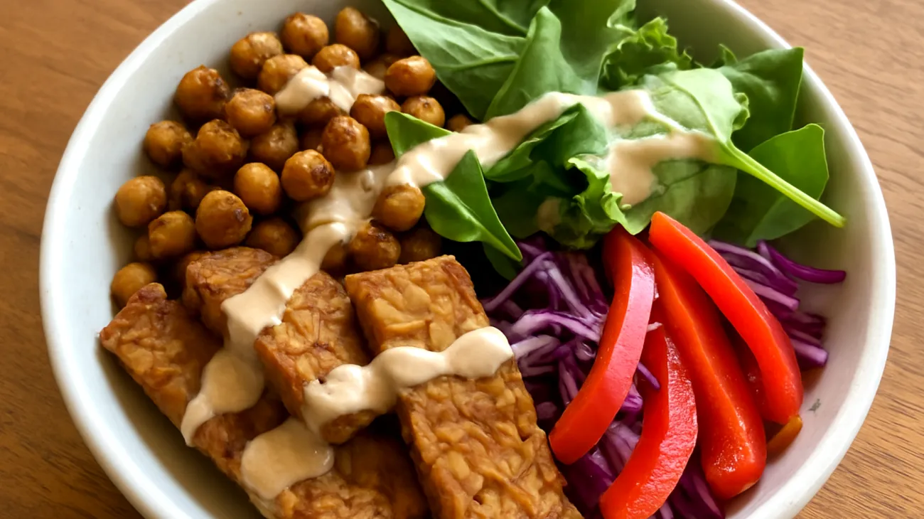 Tempeh-Bowl mit gerösteten Kichererbsen und Tahini-Dressing"